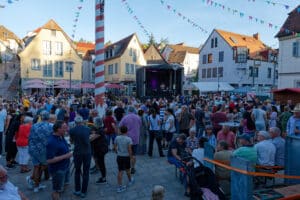 Ansammlung von feiernden Menschen auf dem Marktplatz von Höchberg