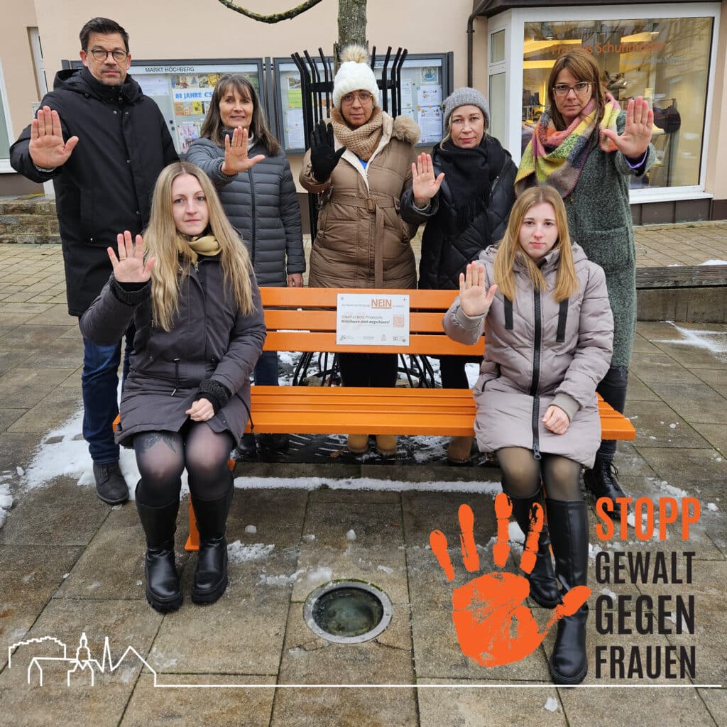 Gruppenbild mit Bürgermeister Alexander Knahn und fünf Mitarbeiterinnen, die symbolisch die Hand der Kamera entgegenstrecken als Zeichen von "Stopp gegen Gewalt an Frauen"